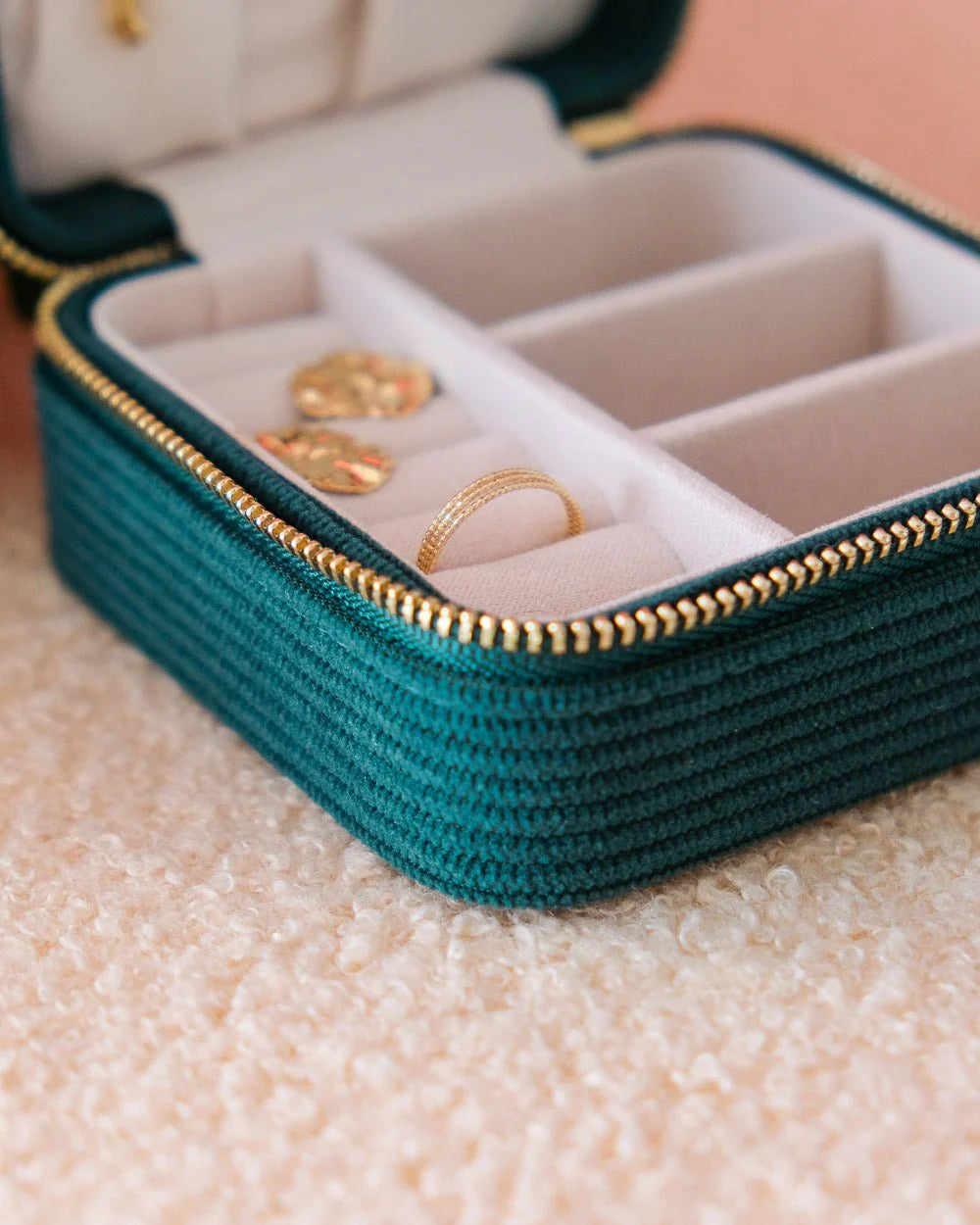 Boîte à bijoux de voyage Corinne en velours côtelé camel