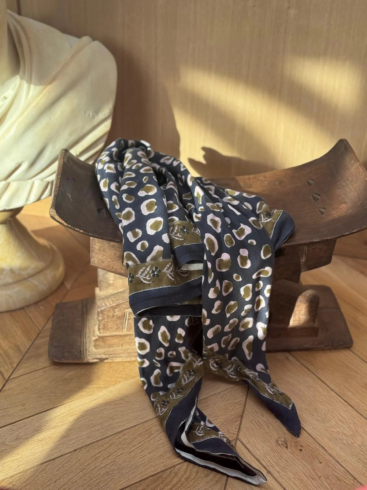 Grand foulard LÉOPARD Bleu marine - Byzantine