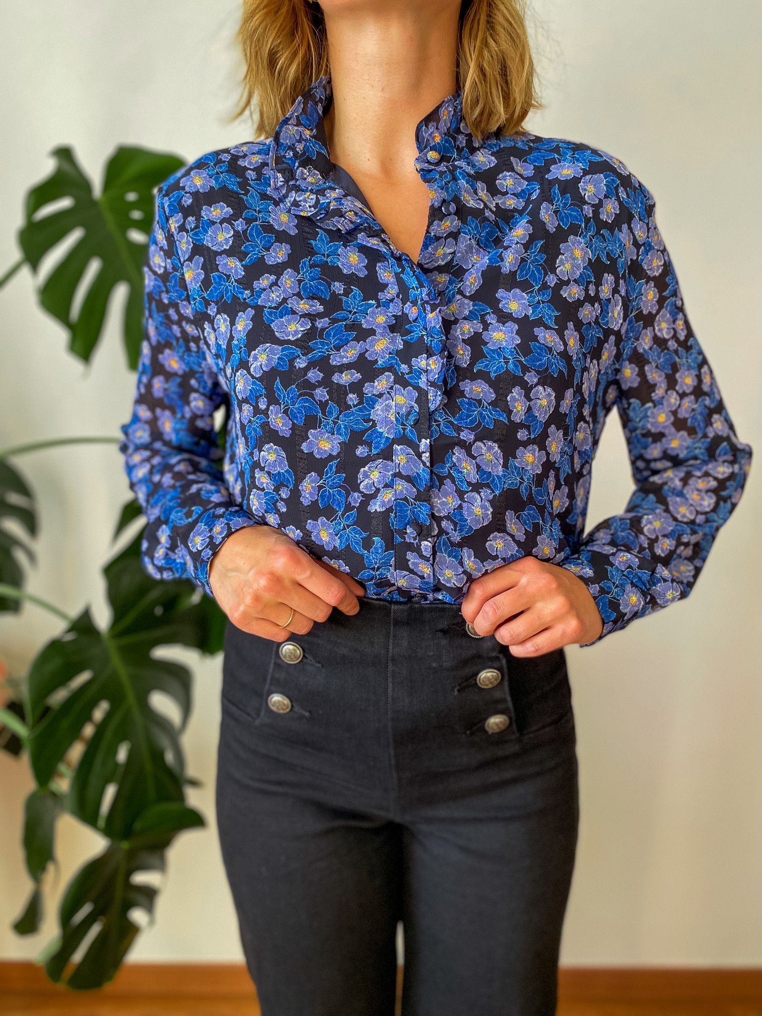 Chemise Clementine noire à fleurs bleues