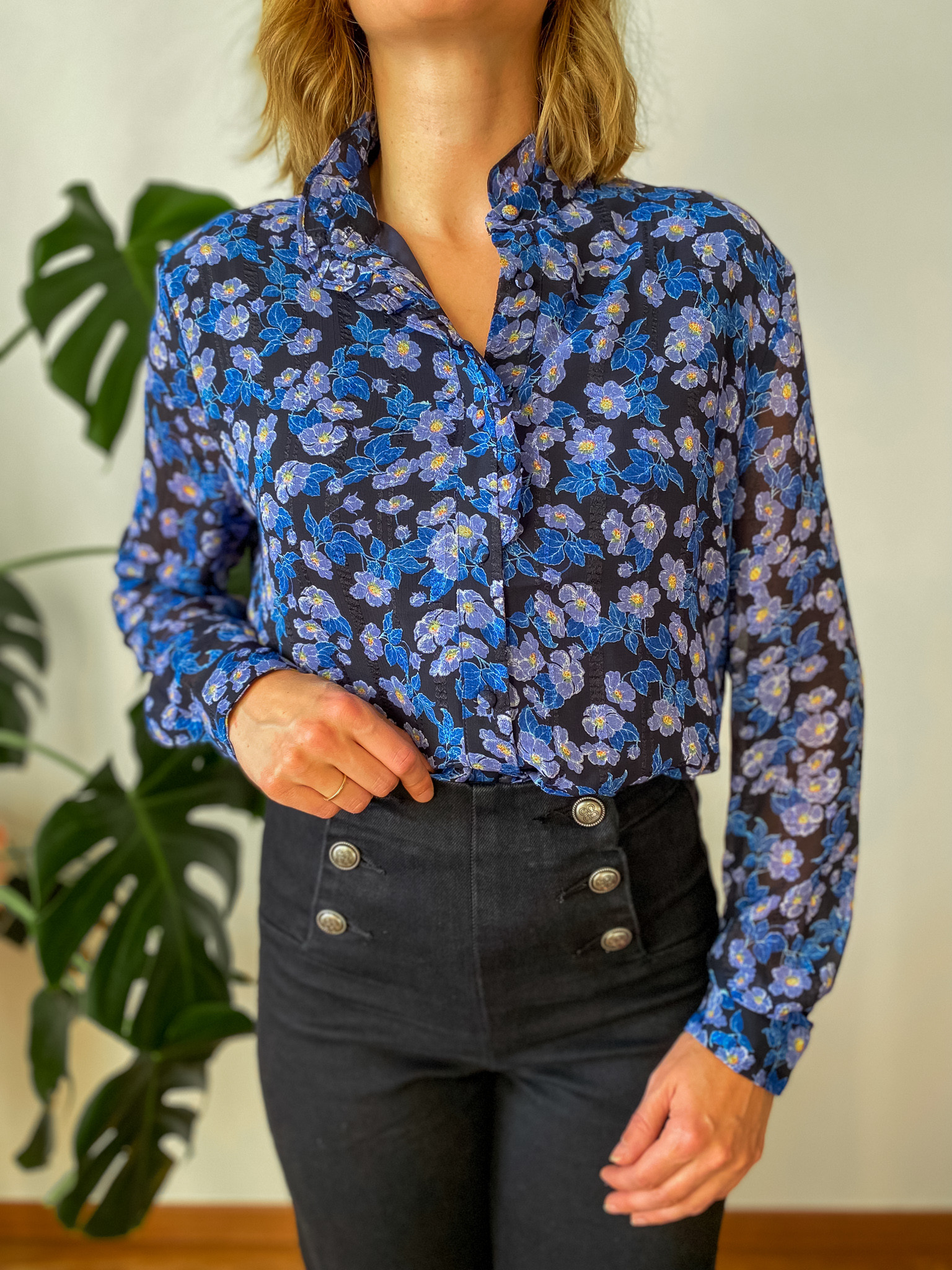 Chemise Clementine noire à fleurs bleues