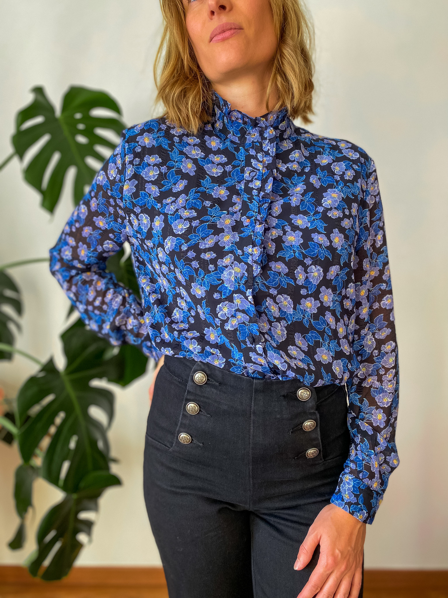 Chemise Clementine noire à fleurs bleues