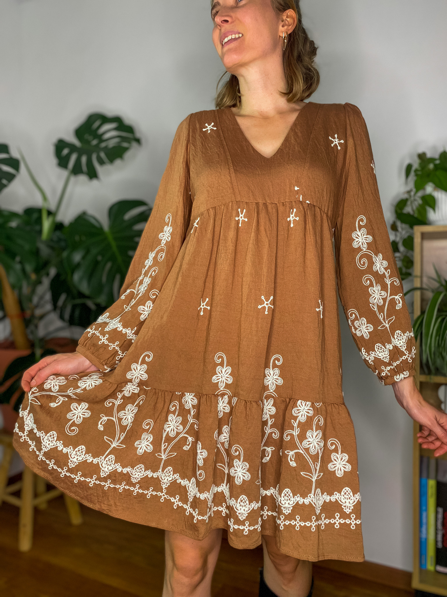 Robe Romane courte chocolat broderie