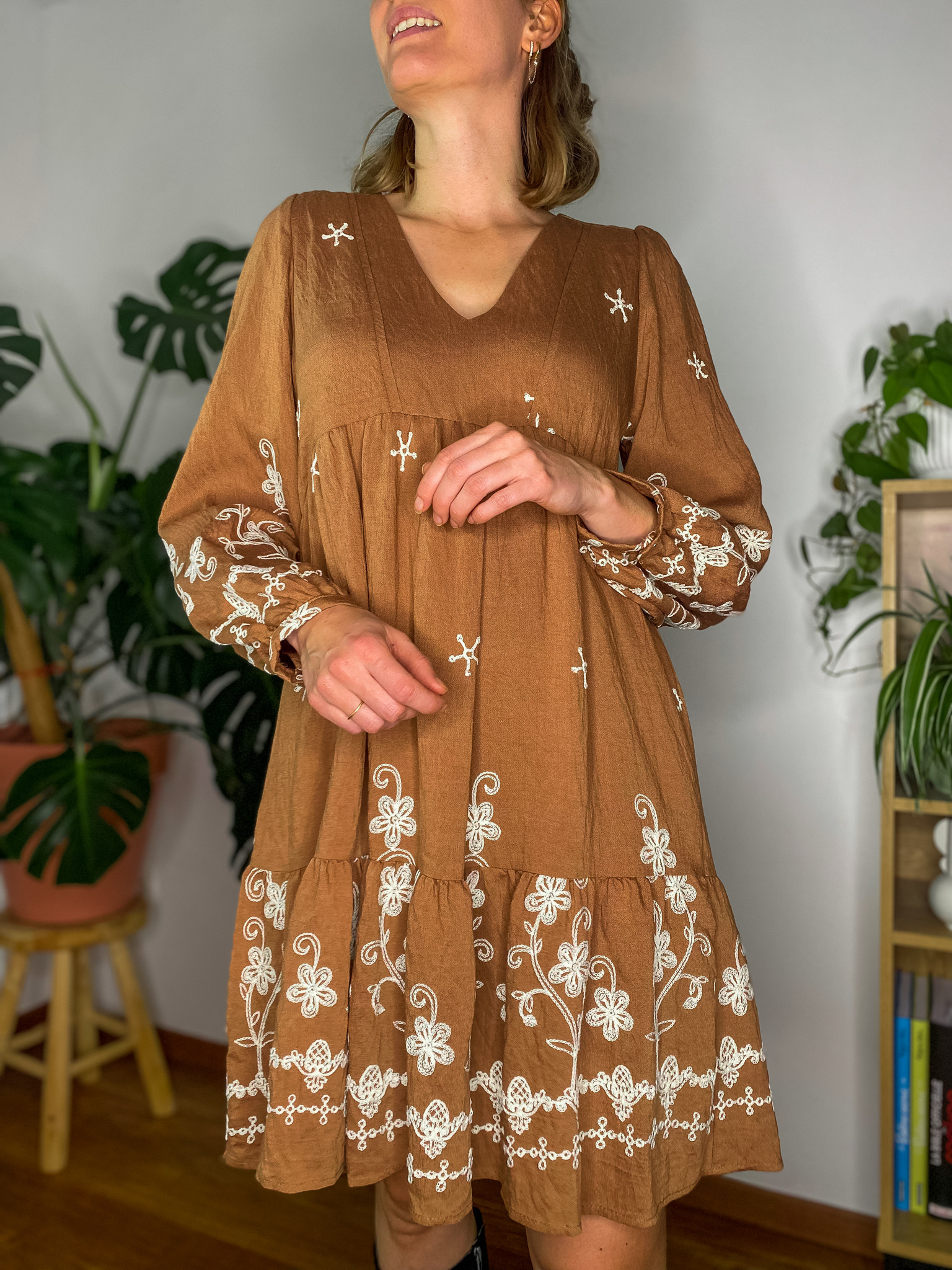 Robe Romane courte chocolat broderie