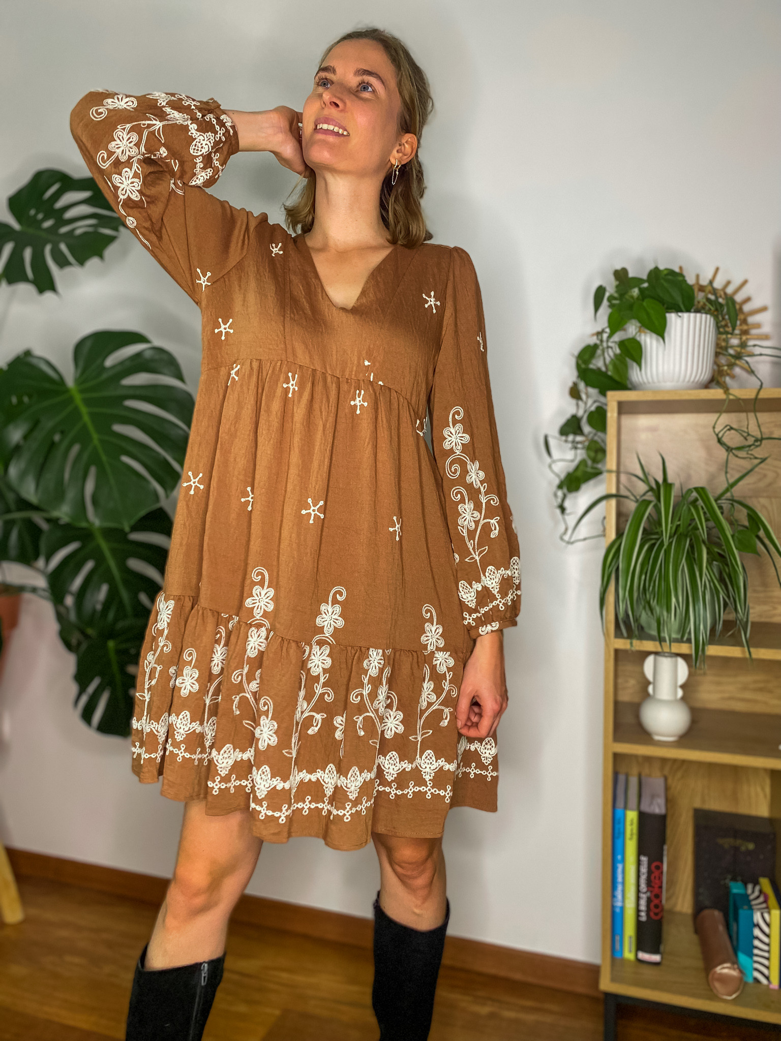 Robe Romane courte chocolat broderie