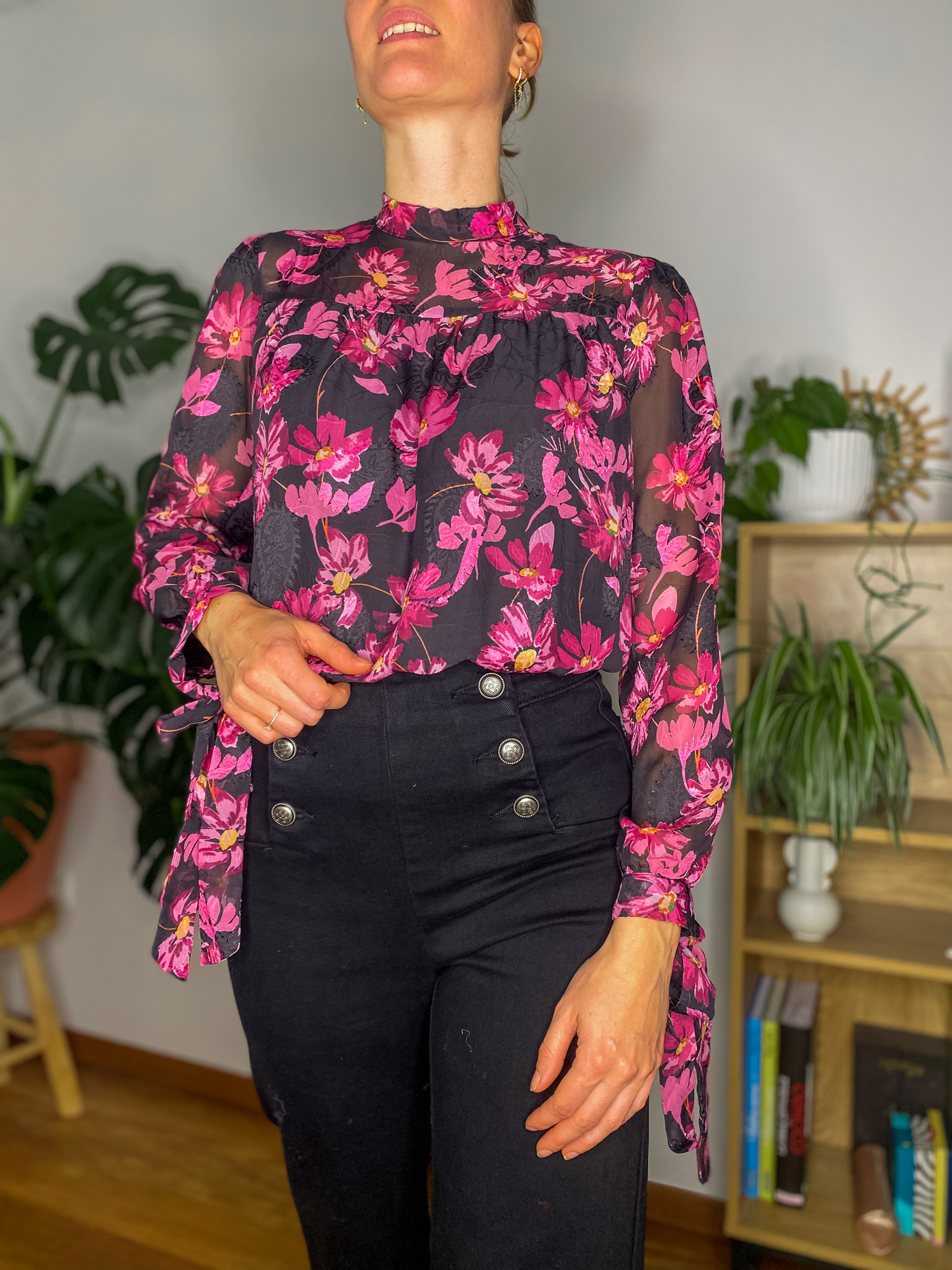 Blouse imprimée Hélène noire et violette à fleurs