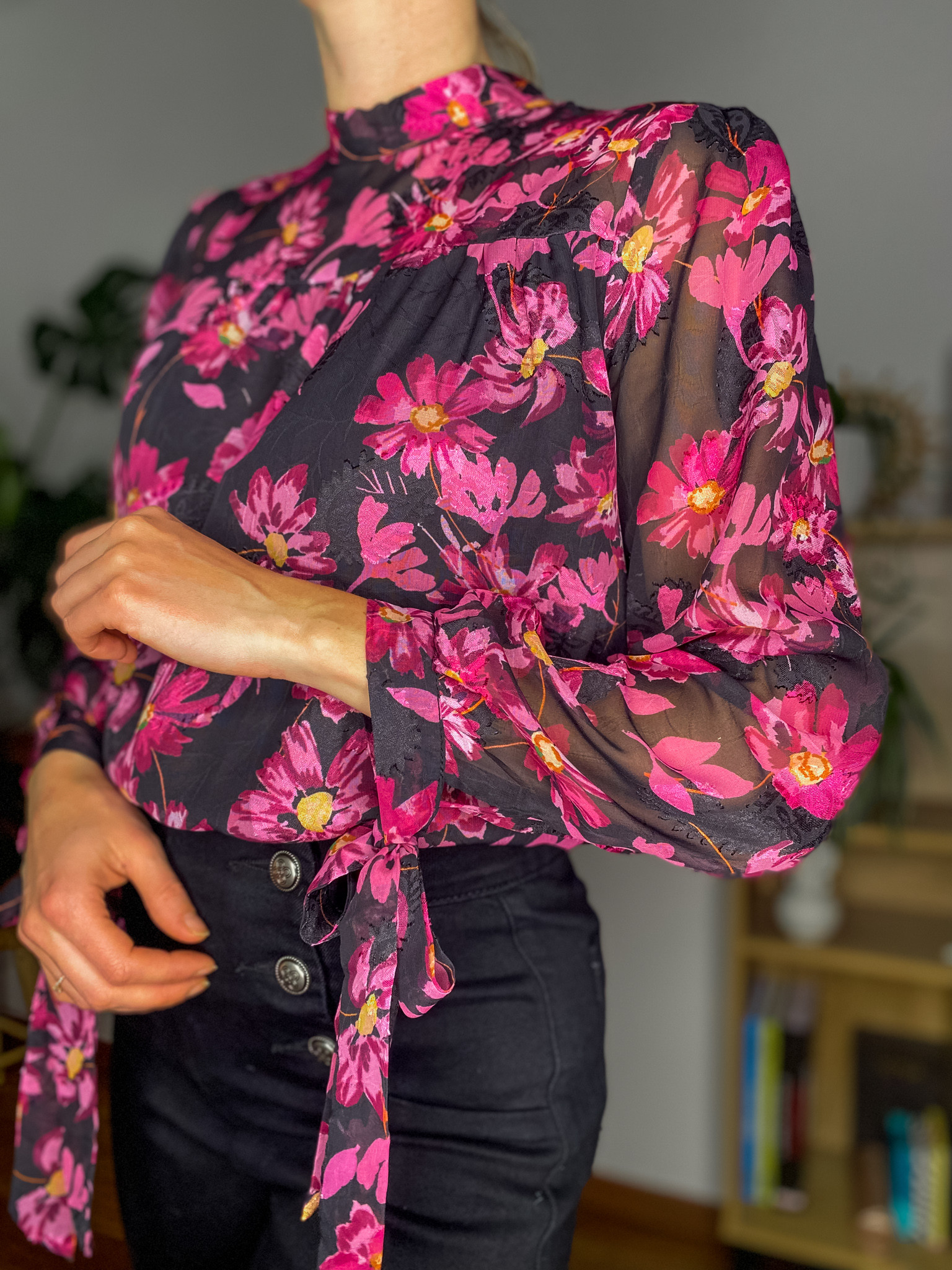 Blouse imprimée Hélène noire et violette à fleurs