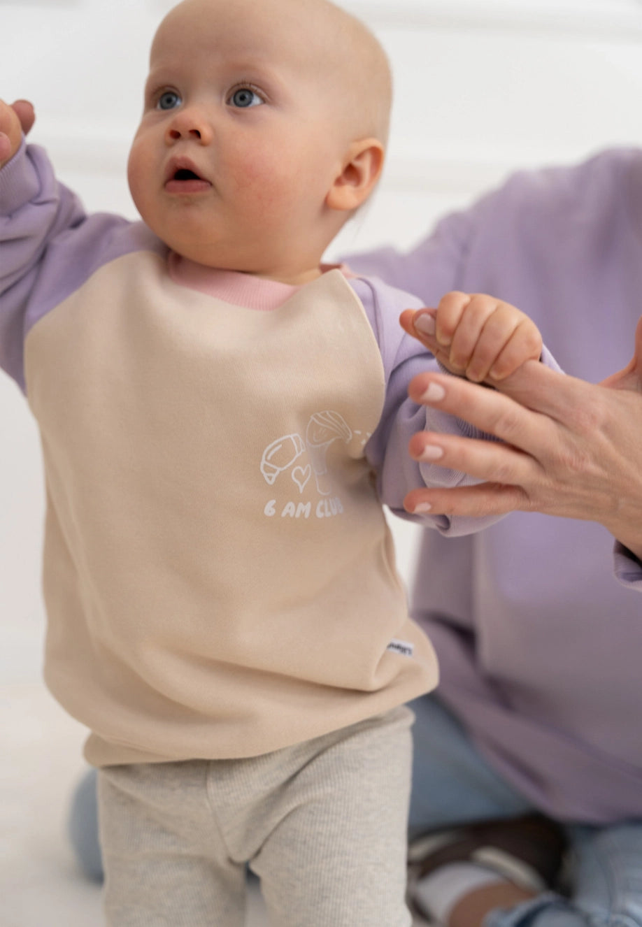 Sweat 6AM Club lilas et beige