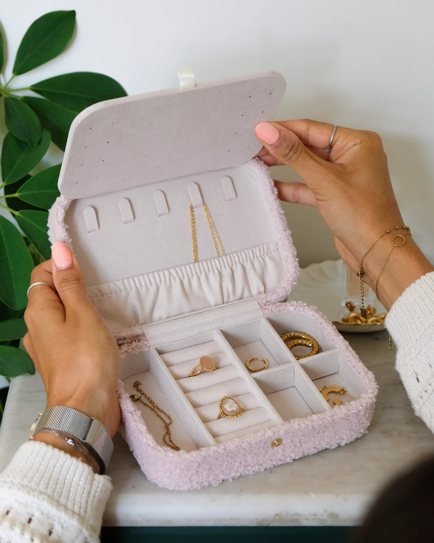 Boîte à bijoux de voyage Brigitte en moumoute rose