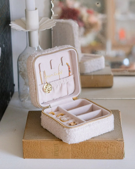 Boîte à bijoux de voyage Corinne en moumoute blanc