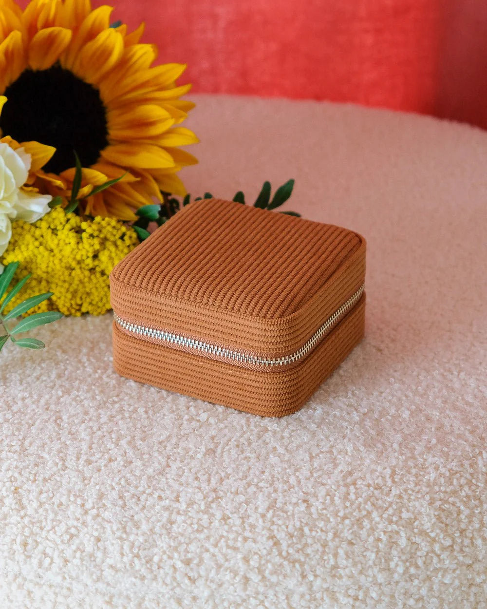Boîte à bijoux de voyage Corinne en velours côtelé camel