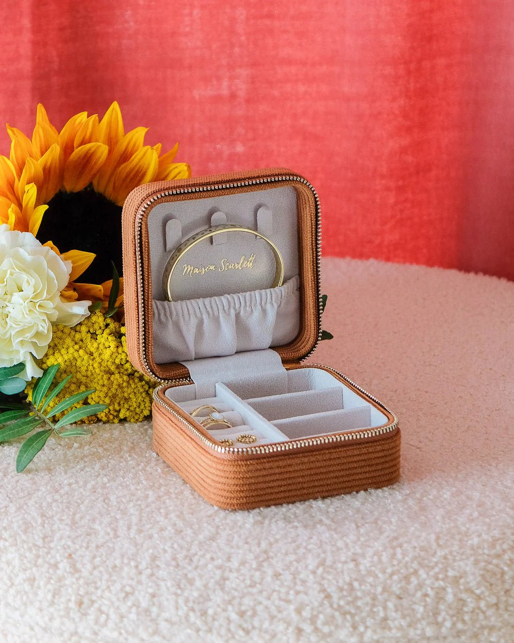 Boîte à bijoux de voyage Corinne en velours côtelé camel