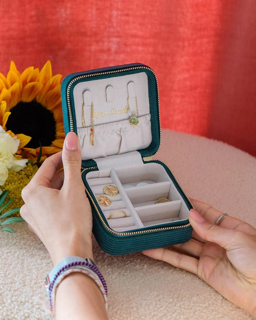 Boîte à bijoux de voyage Corinne en velours côtelé camel