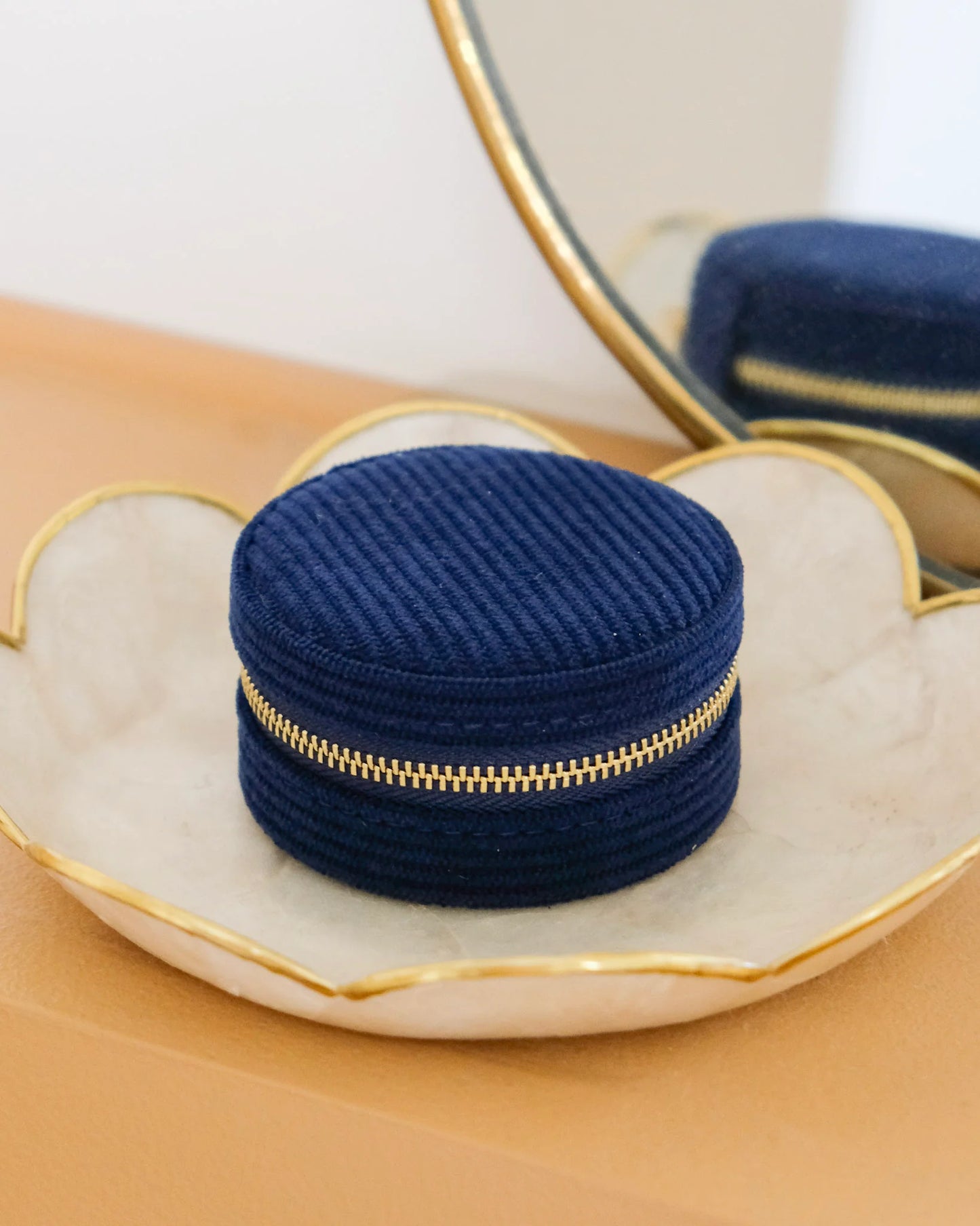 Boîte à bijoux de voyage Yvonne en velours côtelé bleu marine