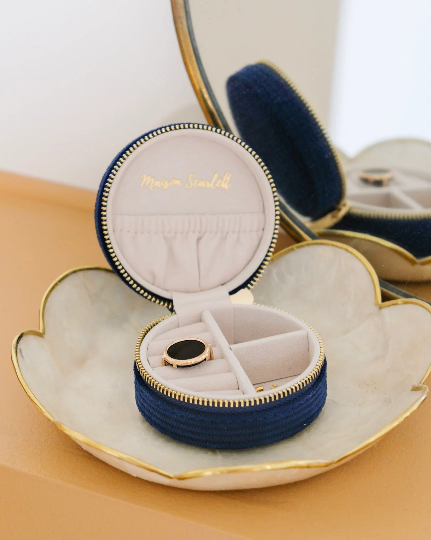 Boîte à bijoux de voyage Yvonne en velours côtelé bleu marine