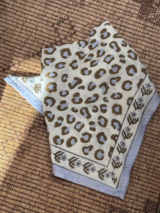 Grand foulard LÉOPARD Écru et Bleu ciel - Byzantine - Margothe