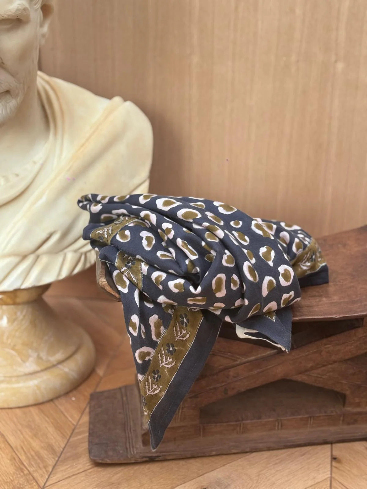 Grand foulard LÉOPARD Bleu marine - Byzantine